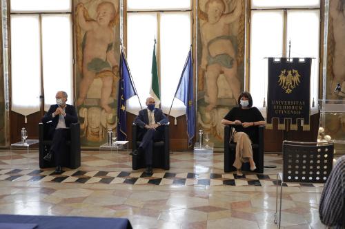 L'assessore regionale all'Università e Ricerca Alessia Rosolen alla firma del rinnovo della convenzione tra l'Università di Udine e la Fondazione Friuli, con il rettore Pinton e il presidente Morandini.